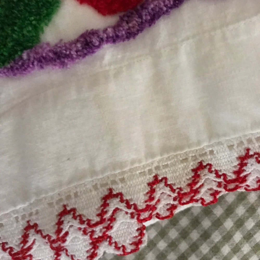 Vintage | Floral Embroidered Standard Pillowcases - Picture 5 of 6